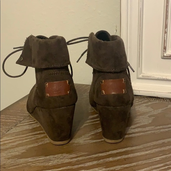 Barely worn brown suede ankle booties - Picture 3 of 3